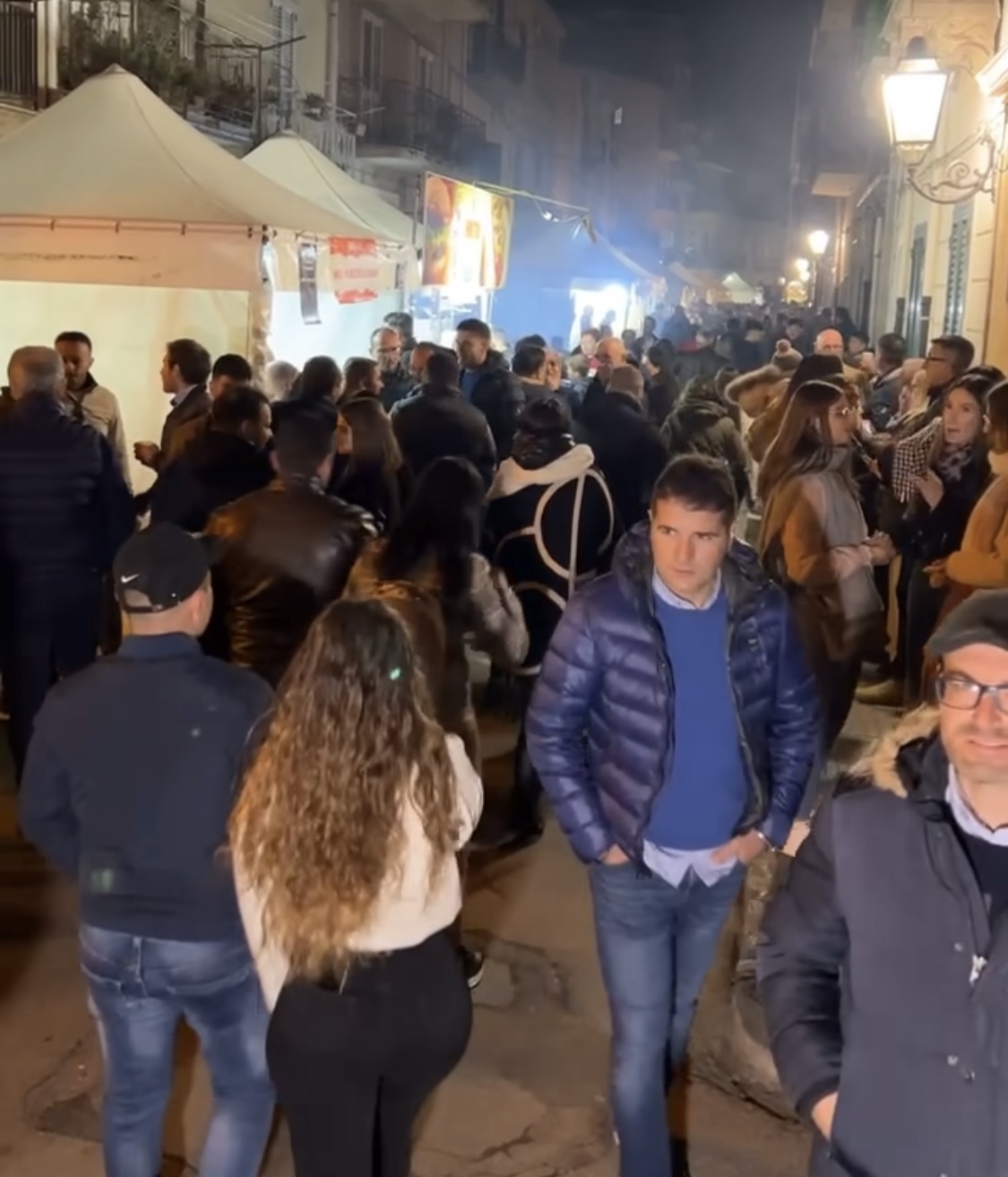 Folla di persone a San Fratello (ME)