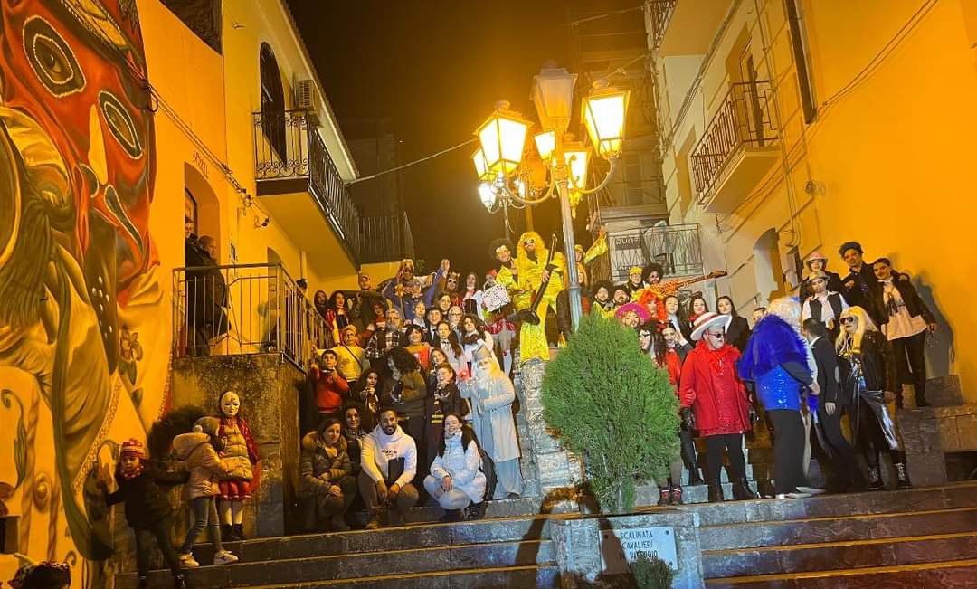 scalinata carnevale, gruppi in maschera