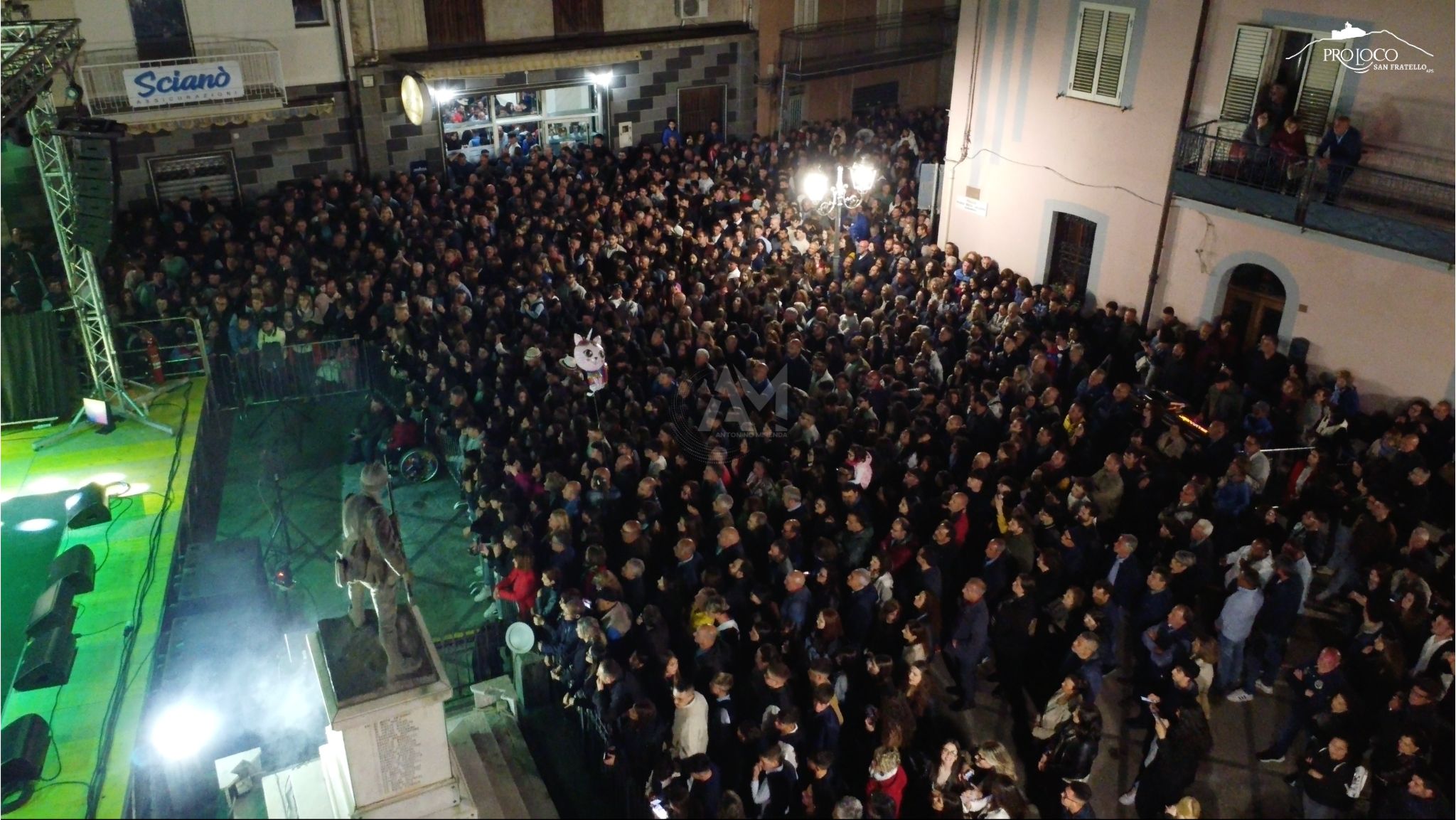 Piazza Ricca Salerno gremita di gente. Festa dei Tre Santi, concerto