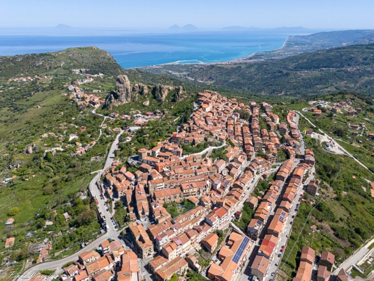 San Fratello, drone, case, verde, mare, Eolie