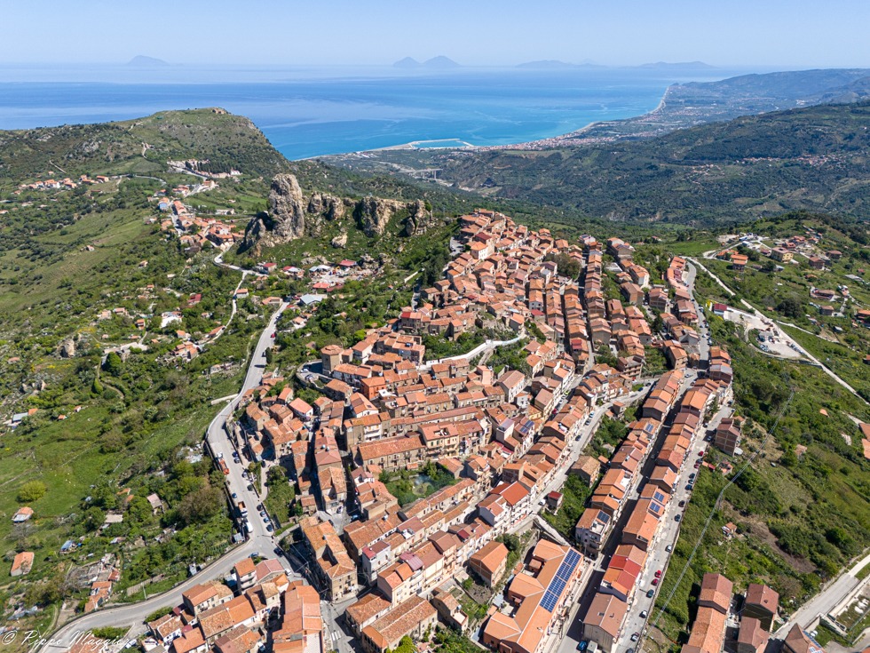San Fratello, drone, case, verde, mare, Eolie