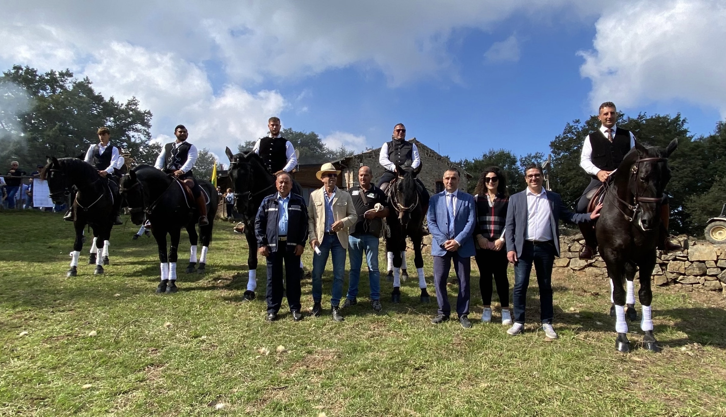 La squadra di maestri equestri, con il sindaco di San Fratello.