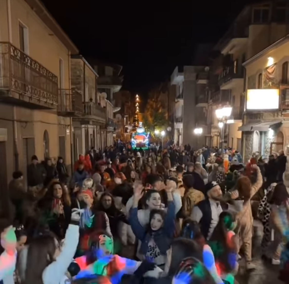 folla di Gente per il carnevale
