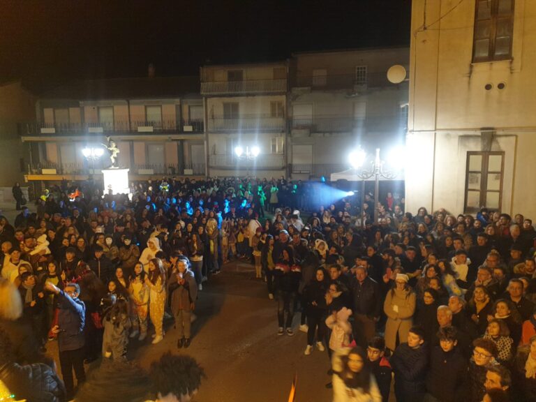 una folla per l'evento di carnevale